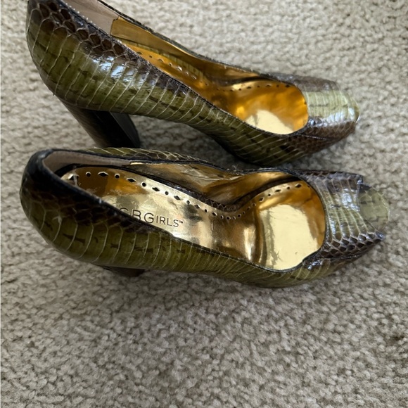 BCBGirls Green Heels Elegant Design - Picture 3 of 7